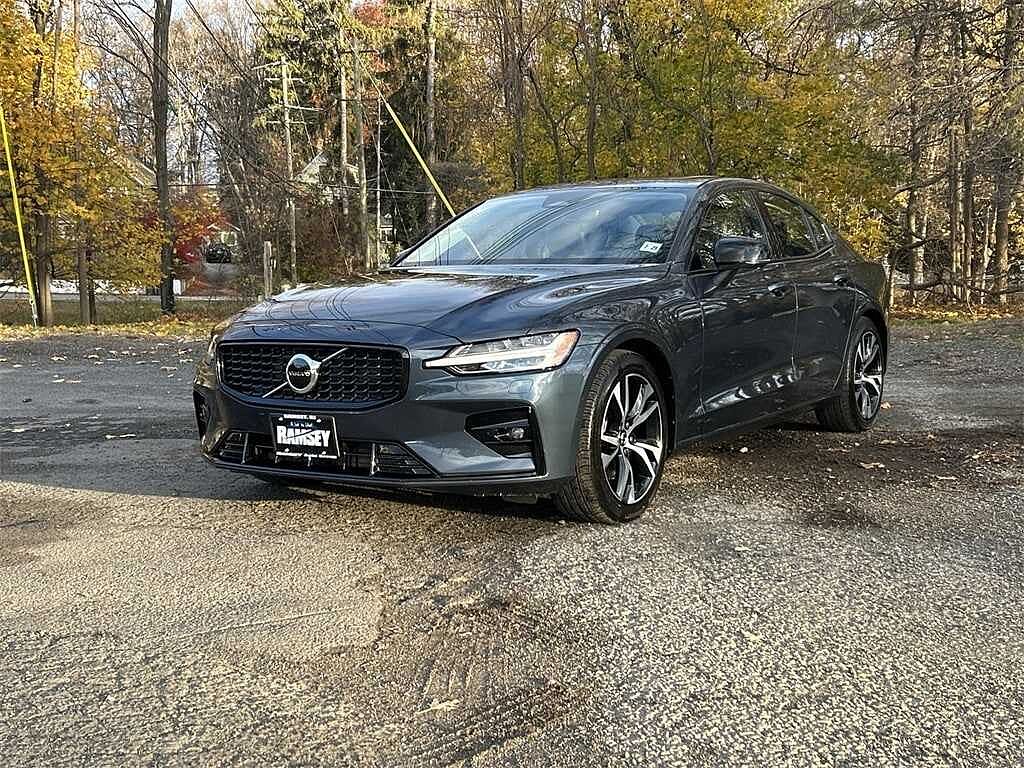 2024 Volvo S60 B5 Core Dark Theme