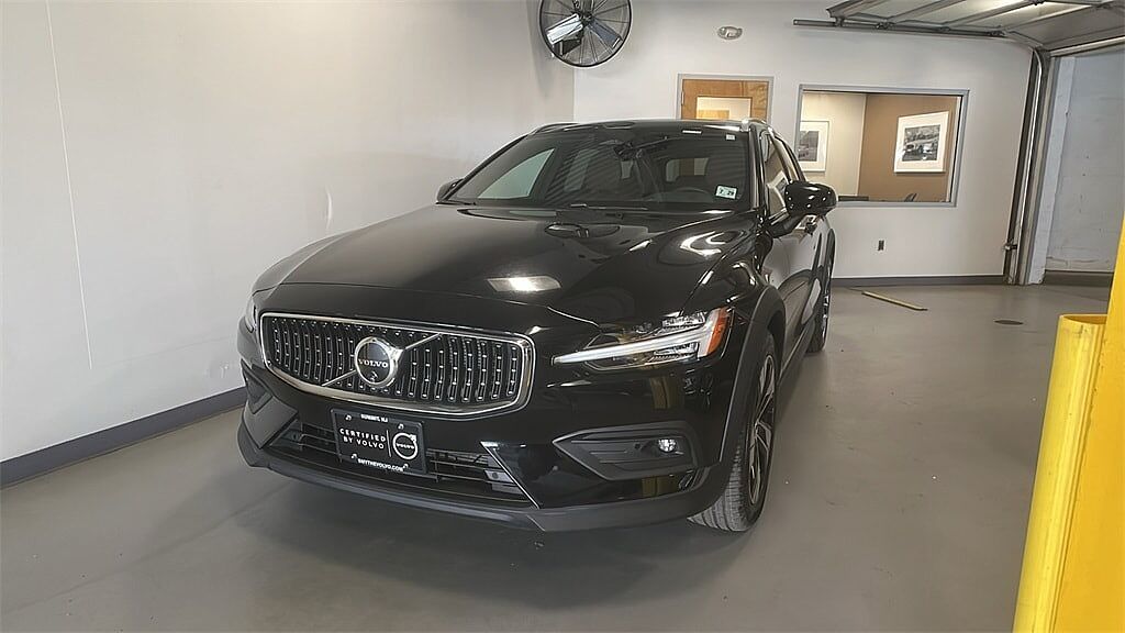 2024 Volvo V60 Cross Country B5 Plus