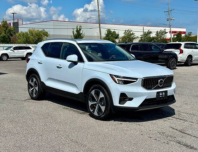 2025 Volvo XC40 B5 Plus Bright Theme