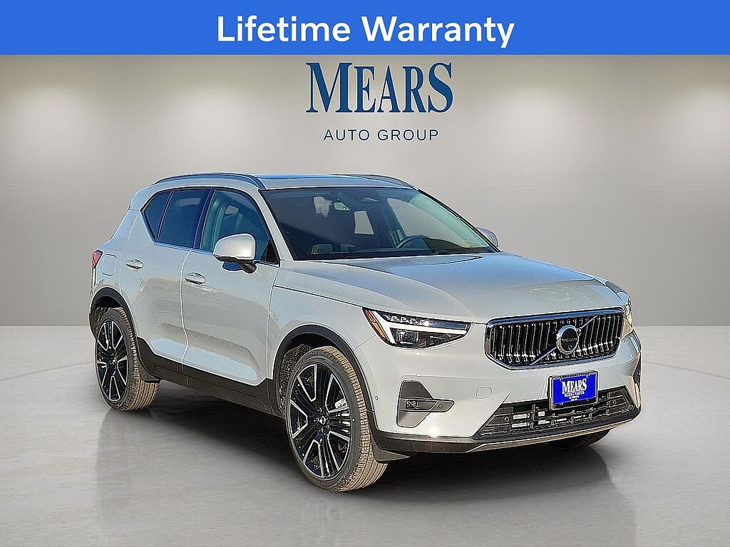 2025 Volvo XC40 B5 Plus Bright Theme