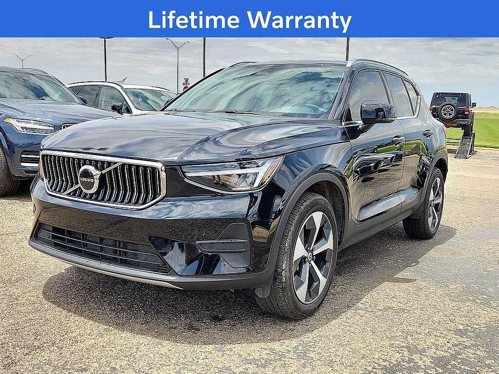 2025 Volvo XC40 B5 Core Bright Theme
