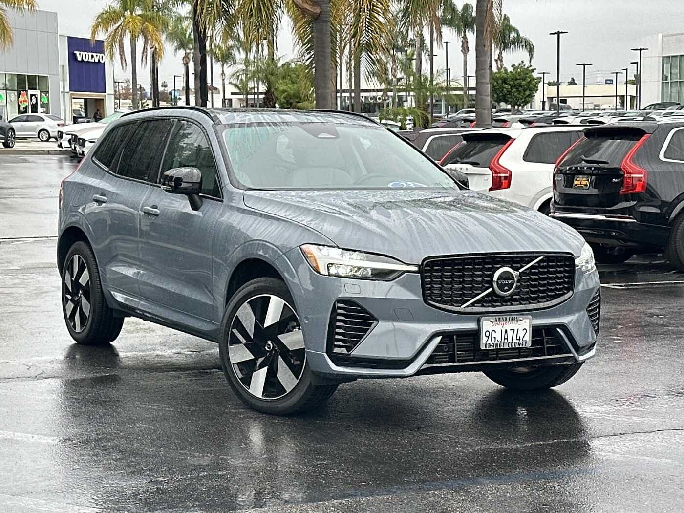 2023 Volvo XC60 Recharge T8 Plus Dark Theme