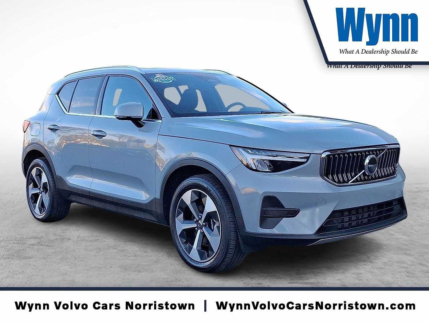 2025 Volvo XC40 B5 Core Bright Theme
