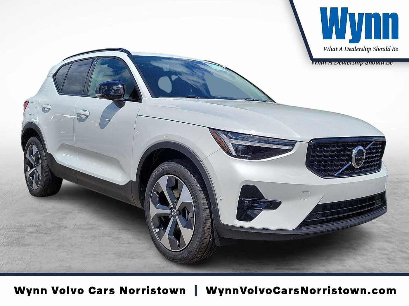 2025 Volvo XC40 B5 Plus Dark Theme