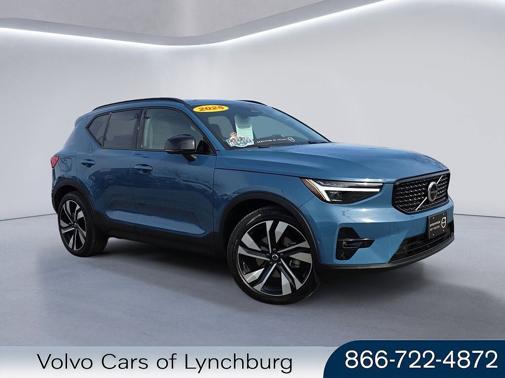 2025 Volvo XC40 B5 Plus Dark Theme