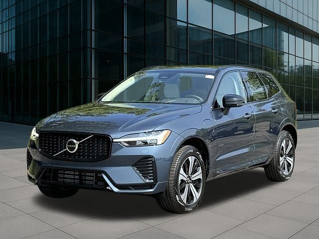 2025 Volvo XC60 T8 Core Dark Theme