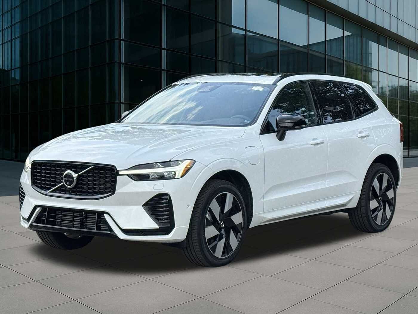 2025 Volvo XC60 T8 Plus Dark Theme