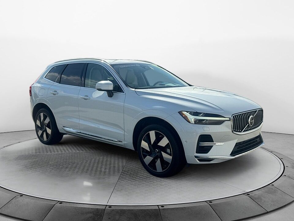 2023 Volvo XC60 Recharge T8 Plus Bright Theme