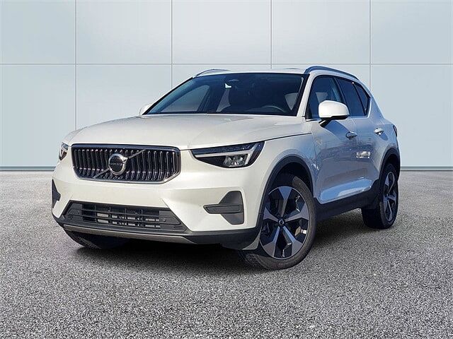 2025 Volvo XC40 B5 Core Bright Theme
