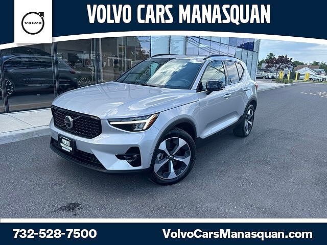 2025 Volvo XC40 B5 Plus Dark Theme