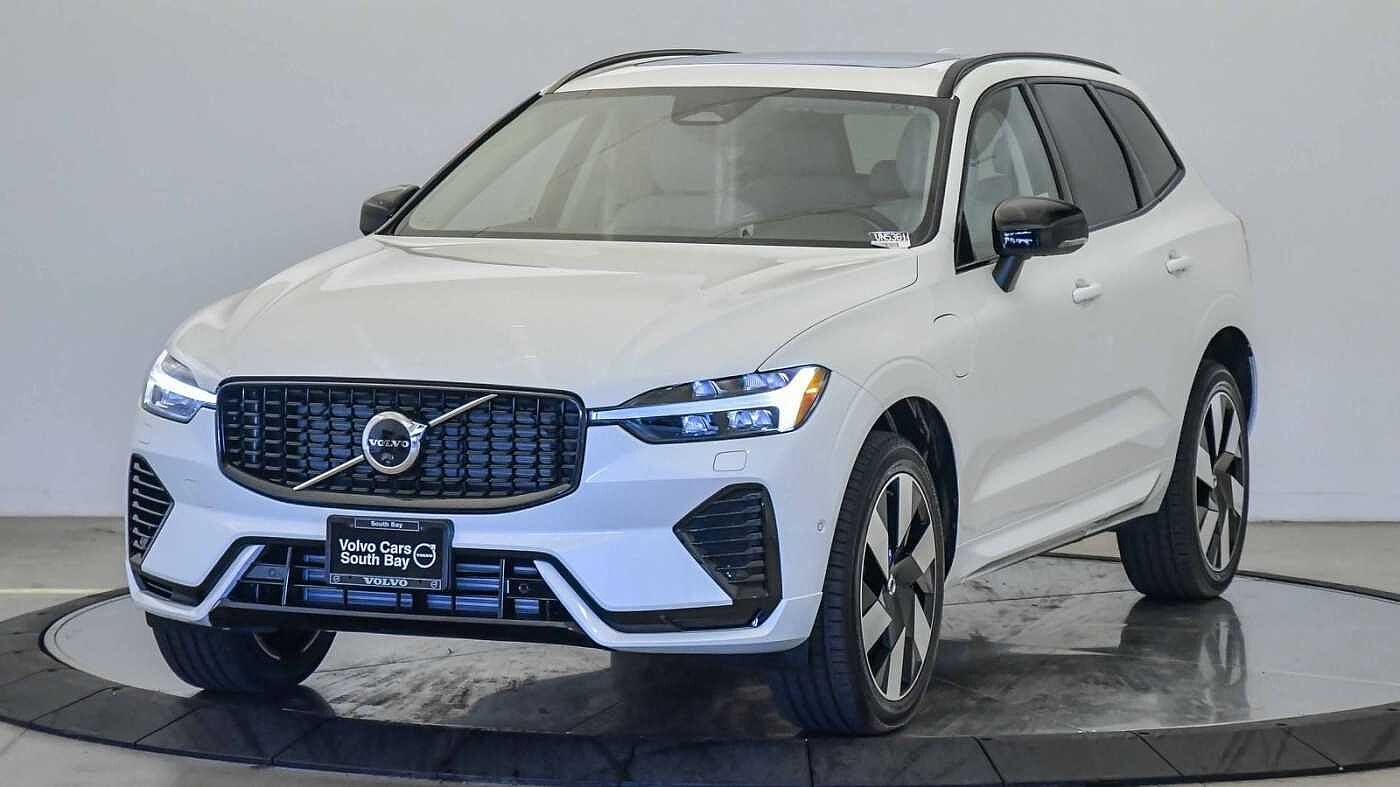 2025 Volvo XC60 T8 Plus Dark Theme