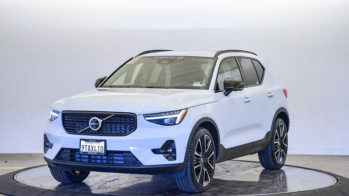 2025 Volvo XC40 B5 Ultra Dark Theme