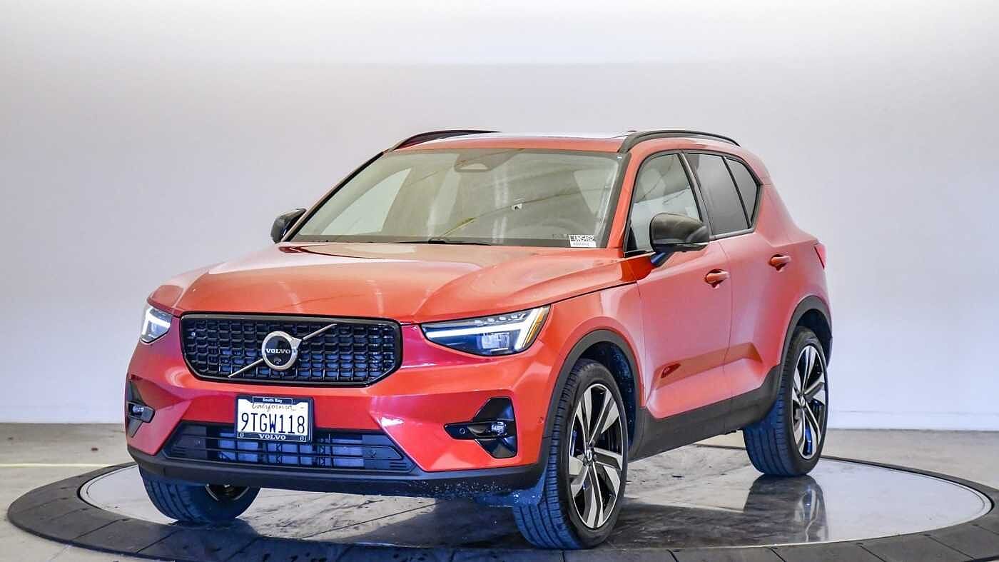 2025 Volvo XC40 B5 Ultra Dark Theme