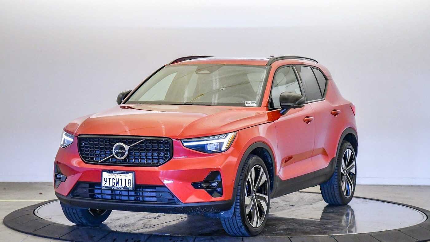 2025 Volvo XC40 B5 Ultra Dark Theme
