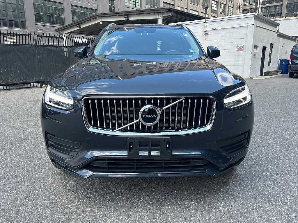 2022 Volvo XC90 T6 Momentum 7-Passenger