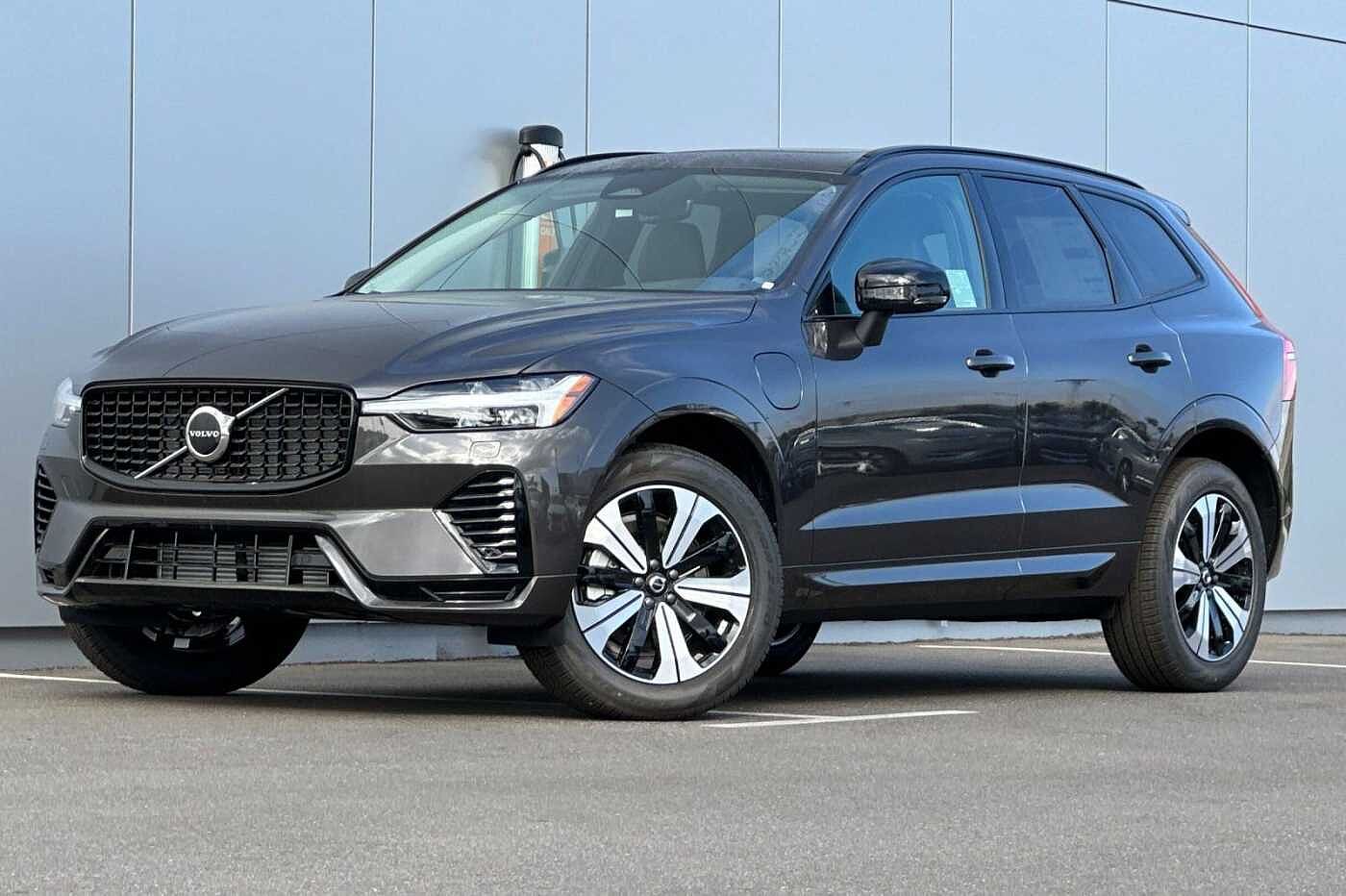2025 Volvo XC60 T8 Core Dark Theme