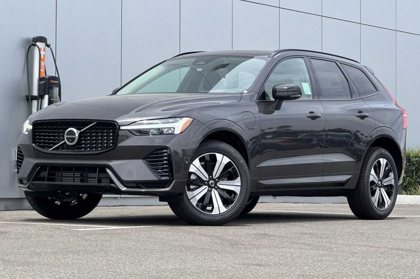 2025 Volvo XC60 T8 Plus Dark Theme