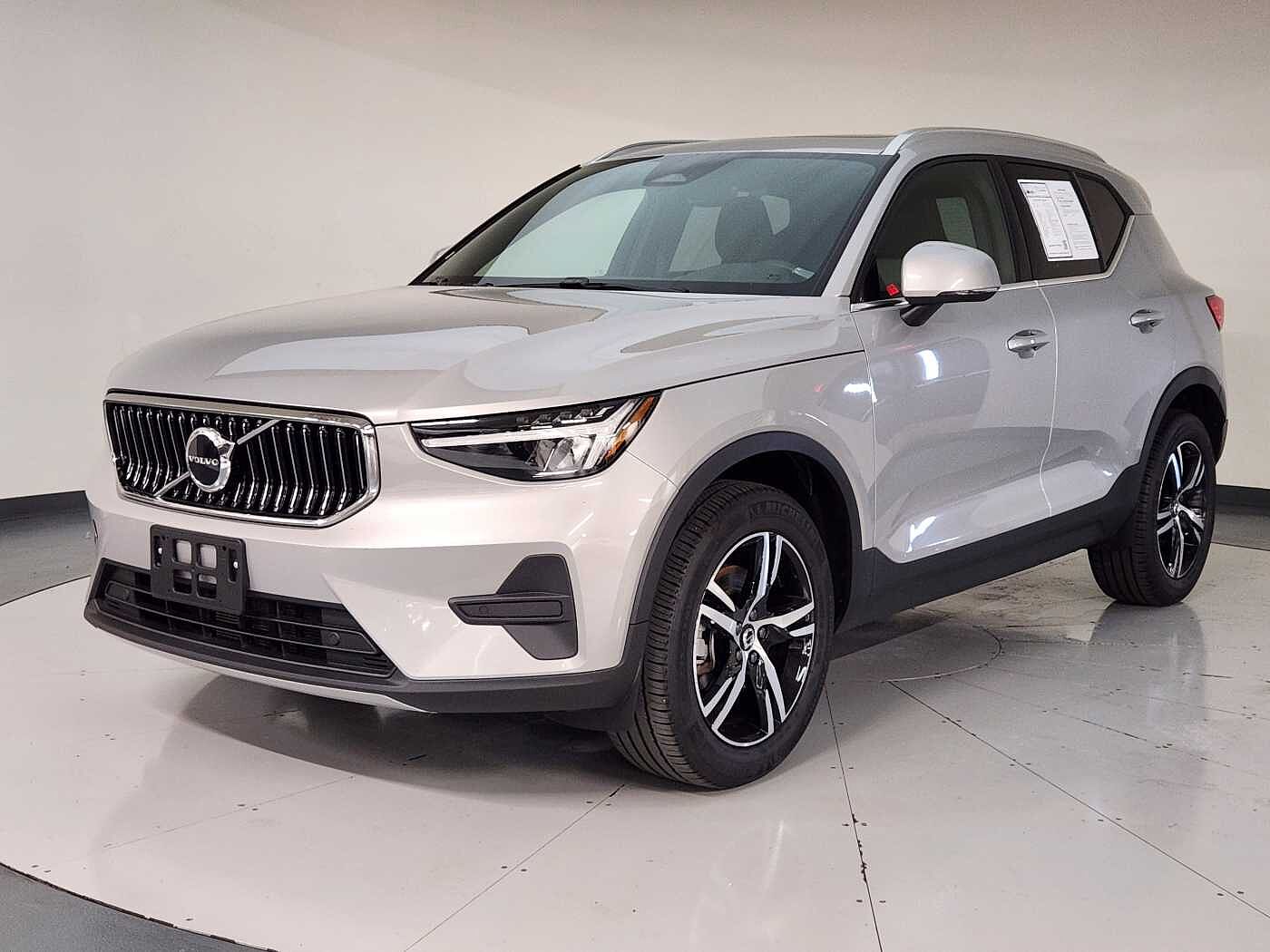 2025 Volvo XC40 B5 Core Bright Theme